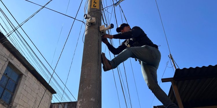 Las investigaciones apuntan a que estos dispositivos habrían sido instalados por integrantes de maras con el objetivo de mantener vigilancia constante. / Foto: PNC.