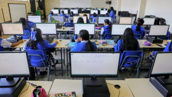 Mineduc incluye aparatos tecnológicos en programas de útiles escolares y valija didáctica. (Foto: DCA)