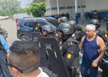 Fuerzas especiales participaron en la entrega del hombre a Honduras. / Foto: PNC.