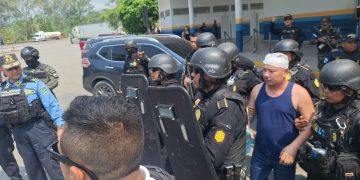 Fuerzas especiales participaron en la entrega del hombre a Honduras. / Foto: PNC.