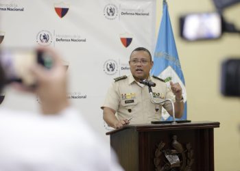 Ministro Henry Saenz en conferencia de prensa. / Foto: Dickenz Zamora