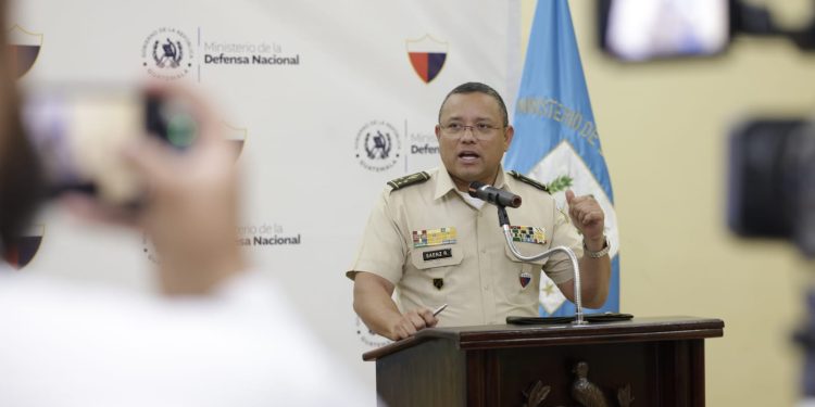 Ministro Henry Saenz en conferencia de prensa. / Foto: Dickenz Zamora