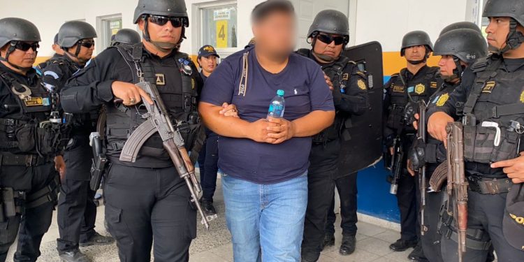 Guatemala hizo entrega a Honduras del segundo hombre que ingresó herido de bala durante una serie de ataques armados en suelo hondureño la semana pasada. / Foto: PNC.