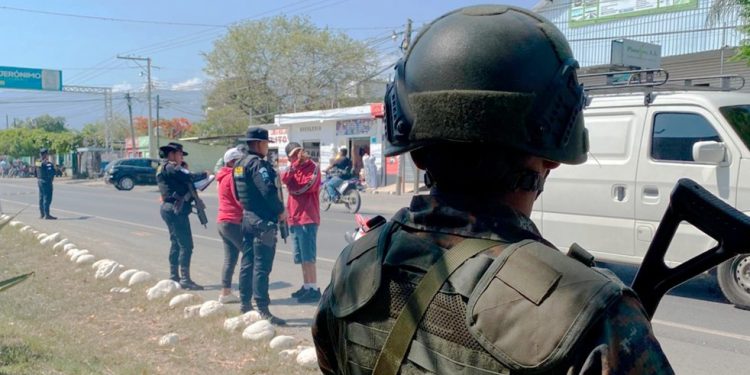 PNC y Ejército mantienen operativos de control en San Jerónimo y Salamá