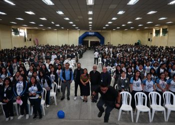 Estudiantes de Quetzaltenango participan en jornada sobre uso responsable de dispositivos móviles y redes sociales