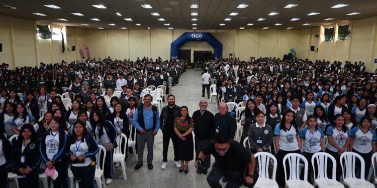 Estudiantes de Quetzaltenango participan en jornada sobre uso responsable de dispositivos móviles y redes sociales