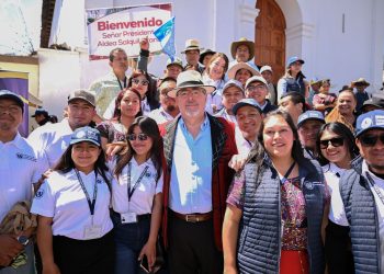 El presidente Bernardo Arévalo, junto a pobladores de Nebaj, Quiché, municipio declarado libre de pisos de tierra.