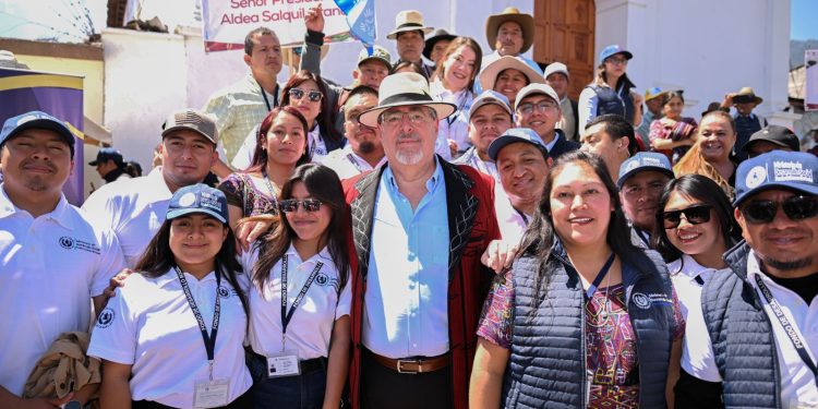 El presidente Bernardo Arévalo, junto a pobladores de Nebaj, Quiché, municipio declarado libre de pisos de tierra.