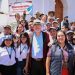 El presidente Bernardo Arévalo, junto a pobladores de Nebaj, Quiché, municipio declarado libre de pisos de tierra.