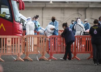 Evacúan a los pasajeros del crucero afectado por hantavirus. / Foto: EFE.