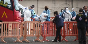 Evacúan a los pasajeros del crucero afectado por hantavirus. / Foto: EFE.