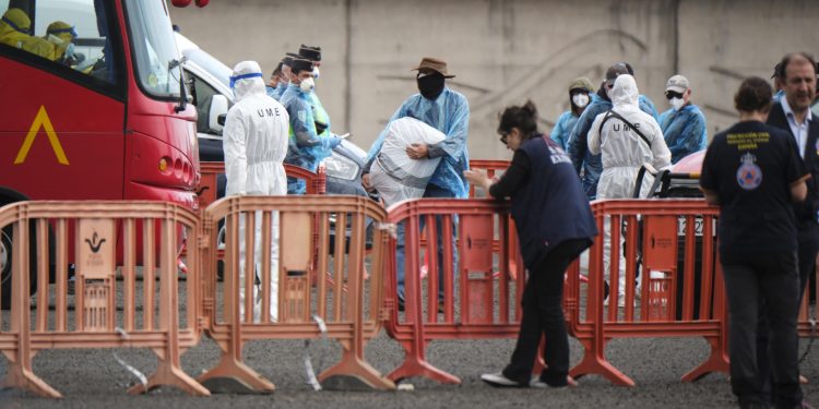 Evacúan a los pasajeros del crucero afectado por hantavirus. / Foto: EFE.