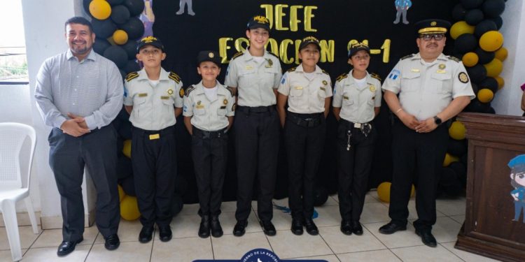 Liderazgo y valores cívicos durante Certamen Niño o Niña Jefe de Estación 21-1 en Jutiapa