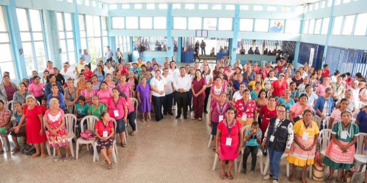Comadronas de Chiquimula reciben estipendio económico en reconocimiento a su invaluable labor