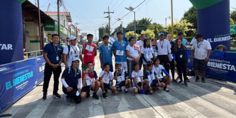 Jóvenes participan en jornada deportiva “Campo Traviesa” en San Sebastián