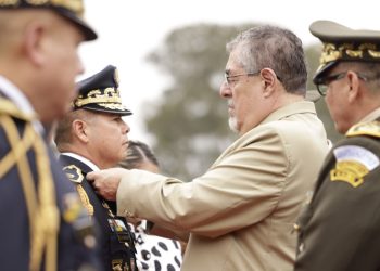 Ejército de Guatemala asciende a seis oficiales al grado de general y vicealmirante