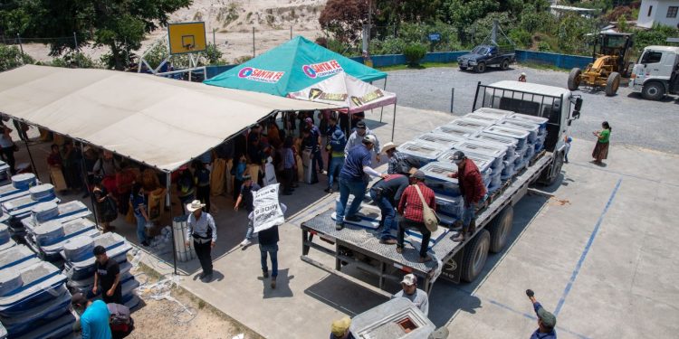 Continúan jornadas de entrega de estufas mejoradas en comunidades de Tactic, Alta Verapaz