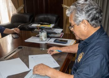 Firman convenios para mejorar caminos rurales en San Andrés Villa Seca