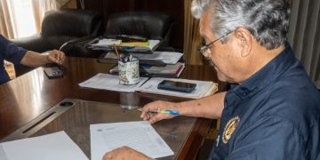 Firman convenios para mejorar caminos rurales en San Andrés Villa Seca