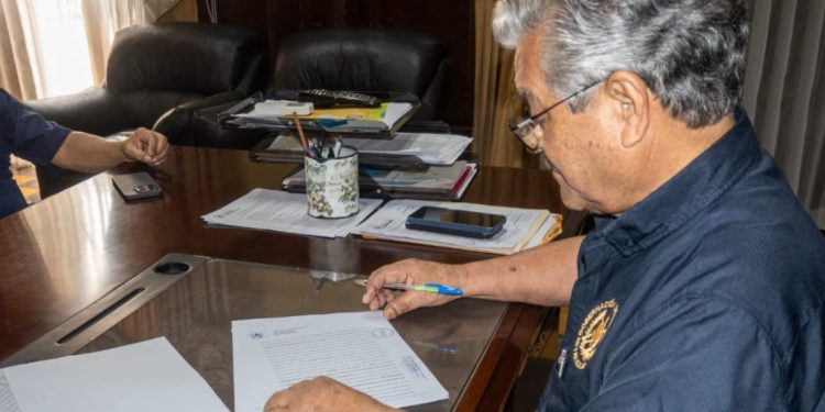Firman convenios para mejorar caminos rurales en San Andrés Villa Seca