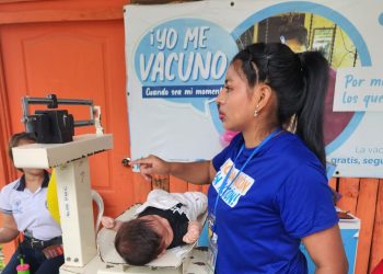 Entre las actividades de la Semana de la Vacunación en las Américas se llevan a cabo mediciones de talla y peso para niños.