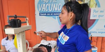 Entre las actividades de la Semana de la Vacunación en las Américas se llevan a cabo mediciones de talla y peso para niños.
