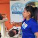 Entre las actividades de la Semana de la Vacunación en las Américas se llevan a cabo mediciones de talla y peso para niños.