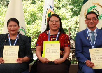 Entregan galardón Profesora María Chinchilla a docentes destacados de Sacatepéquez