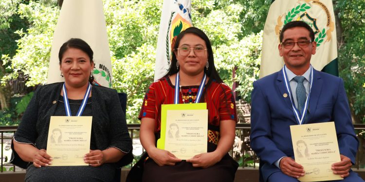 Entregan galardón Profesora María Chinchilla a docentes destacados de Sacatepéquez