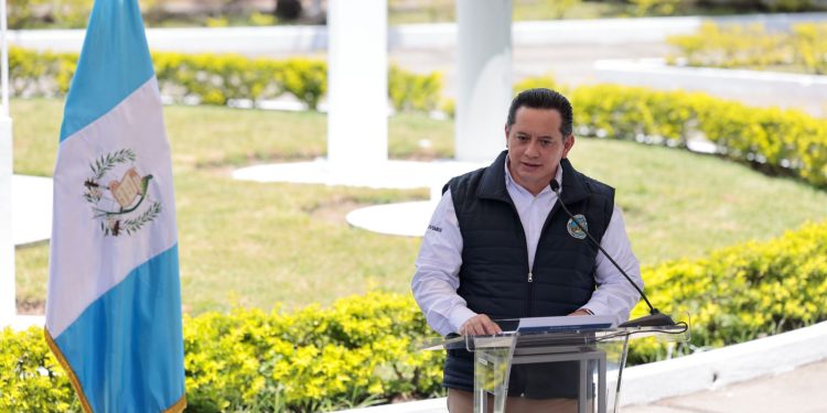 El director del Insivumueh, Edwin Rojas, informa sobre la posibilidad de formación del fenómeno El Niño.