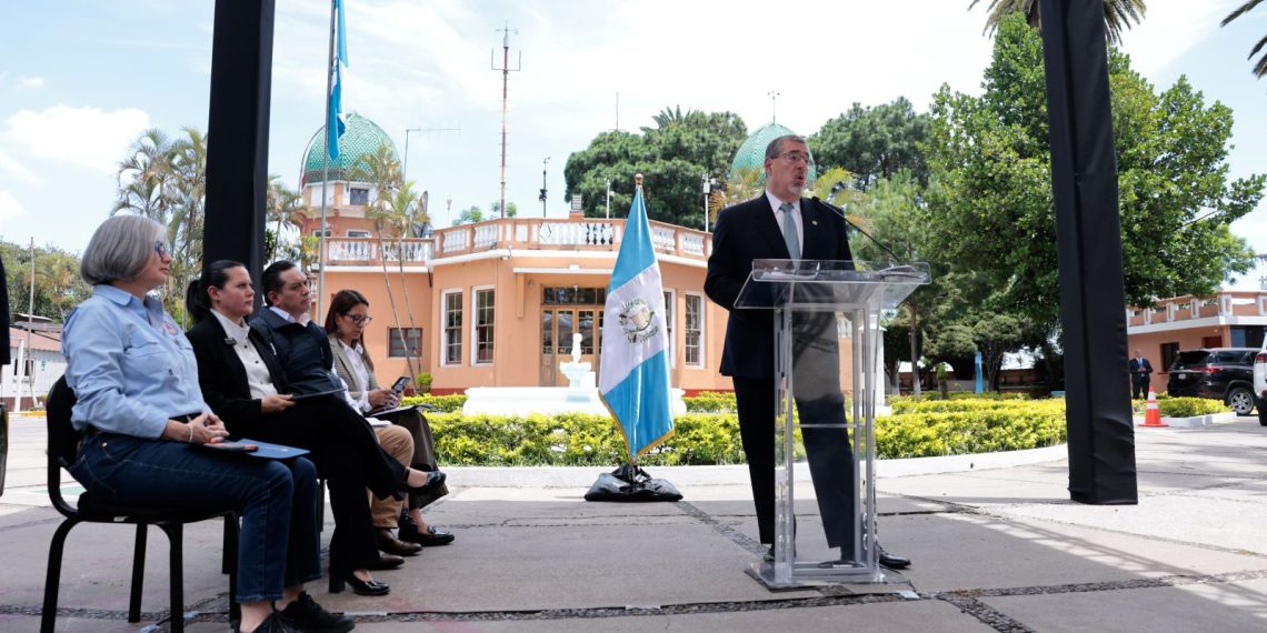 El presidente Bernardo Arévalo, durante La Ronda de este lunes desde el Insivumeh.