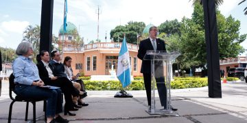 El presidente Bernardo Arévalo, durante La Ronda de este lunes desde el Insivumeh.