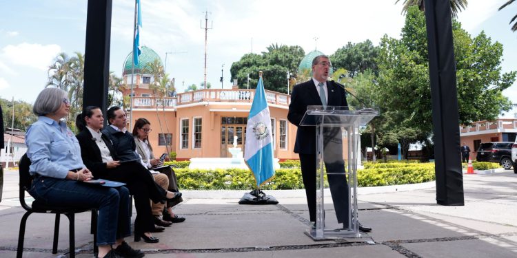 El presidente Bernardo Arévalo, durante La Ronda de este lunes desde el Insivumeh.