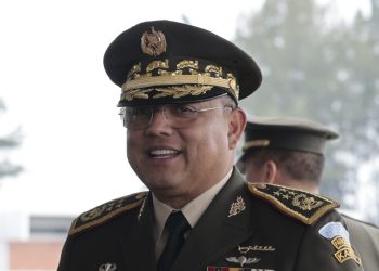 El ministro de la Defensa, Henry Saenz, brinda detalles sobre la próxima celebración del Día del Ejército.