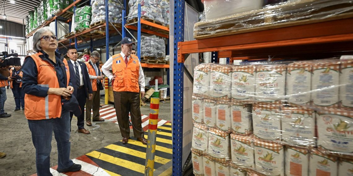El presidente Bernardo Arévalo, junto a la secretaria ejecutiva de la Conred, Claudinne Ogaldes, supervisan la bodega de insumos para la atención de emergencias.