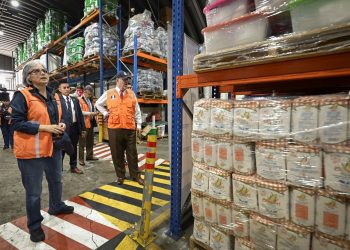 El presidente Bernardo Arévalo, junto a la secretaria ejecutiva de la Conred, Claudinne Ogaldes, supervisan la bodega de insumos para la atención de emergencias.
