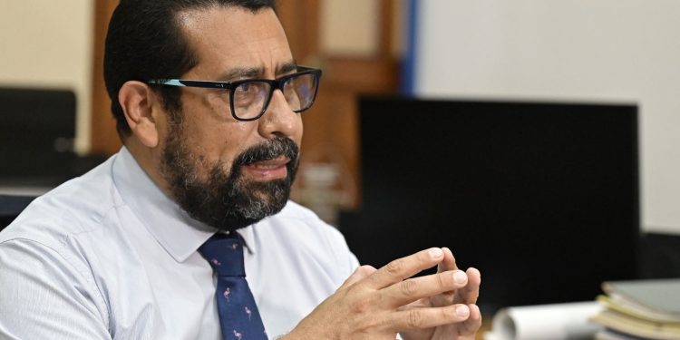 El viceministro Técnico de Educación, Francisco Cabrera, durante entrevista con AGN.
