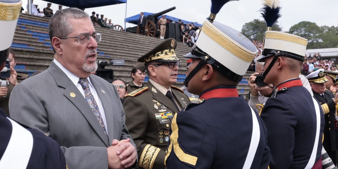 El presidente Bernardo Arévalo participa en la entrega de distinciones a nuevos oficiales a las se hicieron merecedores de estas. /Foto: Alex Jacinto
