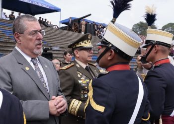 El presidente Bernardo Arévalo participa en la entrega de distinciones a nuevos oficiales a las se hicieron merecedores de estas. /Foto: Alex Jacinto