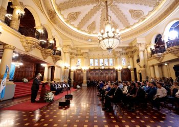 El presidente Bernardo Arévalo, durante el acto de entrega de la Orden Francisco Marroquín a cinco maestros.