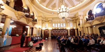 El presidente Bernardo Arévalo, durante el acto de entrega de la Orden Francisco Marroquín a cinco maestros.