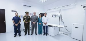 El presidente Bernardo Arévalo, el ministro de la Defensa Henry Saenz y la embajadora de la República de China(Taiwán), junto a personal de sala de radiología y nuevo equipo de rayos X.