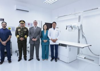 El presidente Bernardo Arévalo, el ministro de la Defensa Henry Saenz y la embajadora de la República de China(Taiwán), junto a personal de sala de radiología y nuevo equipo de rayos X.