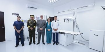 El presidente Bernardo Arévalo, el ministro de la Defensa Henry Saenz y la embajadora de la República de China(Taiwán), junto a personal de sala de radiología y nuevo equipo de rayos X.