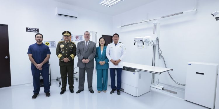 El presidente Bernardo Arévalo, el ministro de la Defensa Henry Saenz y la embajadora de la República de China(Taiwán), junto a personal de sala de radiología y nuevo equipo de rayos X.