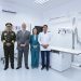 El presidente Bernardo Arévalo, el ministro de la Defensa Henry Saenz y la embajadora de la República de China(Taiwán), junto a personal de sala de radiología y nuevo equipo de rayos X.