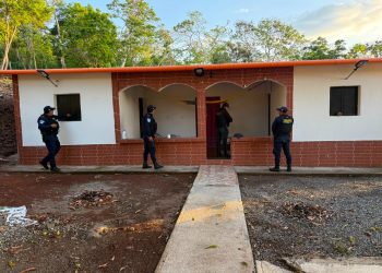 Agentes especializados de la PNC, durante uno de los allanamientos.