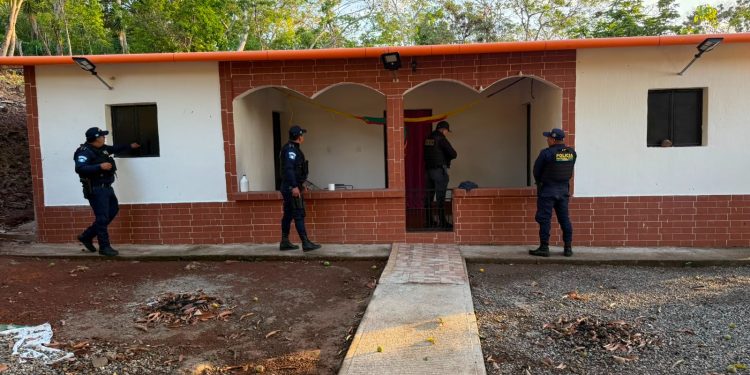 Agentes especializados de la PNC, durante uno de los allanamientos.