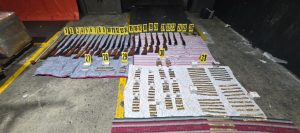 Lote de armas localizadas en encomienda prosedente de Estados Unidos, en Puerto Santo Tomás de Castilla, Puerto Barrios, Izabal.