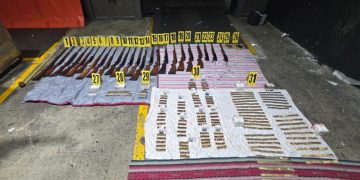 Lote de armas localizadas en encomienda prosedente de Estados Unidos, en Puerto Santo Tomás de Castilla, Puerto Barrios, Izabal.